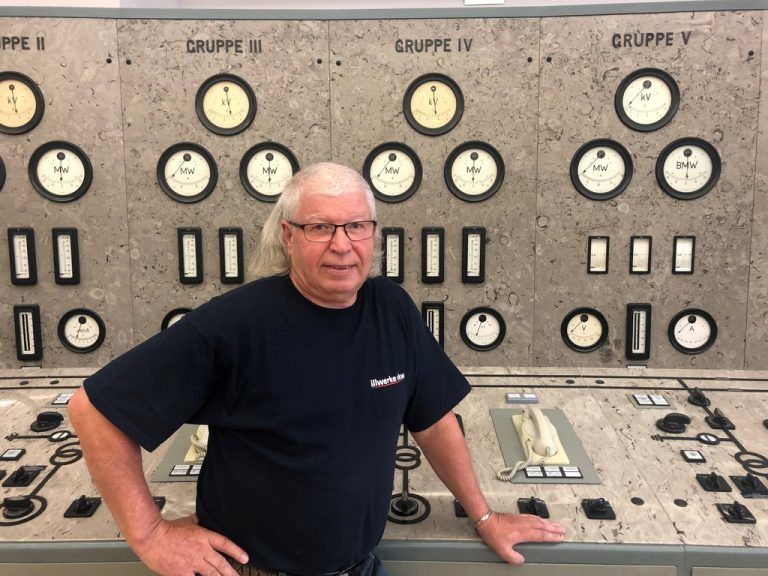 Arnold Wachter vor der alten Schalttafel im Vermuntwerk. Alte und neue Technik faszinieren den Montafoner. VN/Schweigkofler