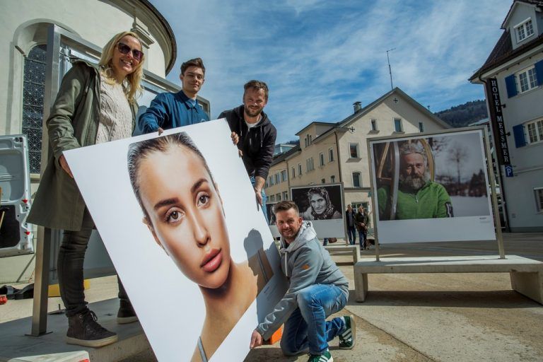 Aufbauarbeiten für die Ausstellung am Bregenzer Kornmarktplatz: Birgit Riedmann, Raphael Sturm, Christian Schramm und Manuel Riesterer (v.l.). VN/Paulitsch