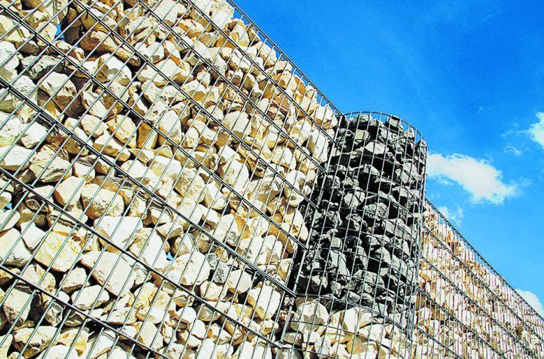 Begrenzung Wer sein Grundstück mit einer Mauer oder einem Zaun einfriedet, muss die dafür geltenden Vorschriften einhalten. Fotos: lichtkunst.73_pixelio.de, Shutterstock