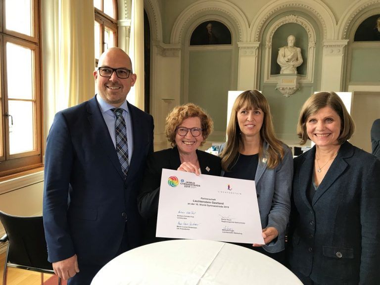 Besiegelung der Partnerschaft: Liechtensteins Regierungschef Daniel Risch, Marie-Louise Hinterauer, Michelle Kranz (Marketing Liechtenstein) und Vorarlbergs Sport-Landesrätin Barbara Schöbi-Fink (v. l.). VN/HK