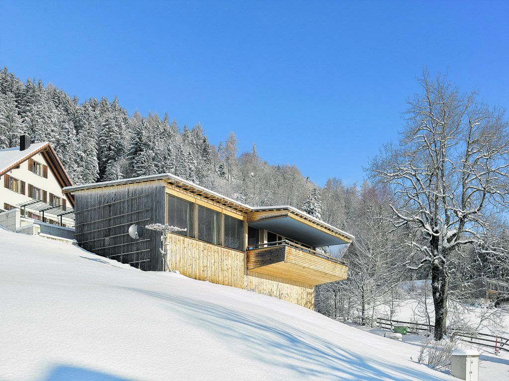 Ein Holzhaus mit Niveaus