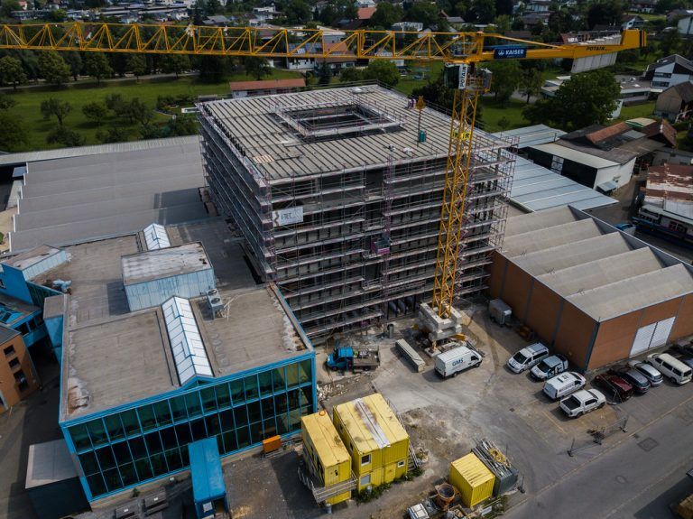 Dachgleiche beim neuen Verwaltungsgebäude des Maschinenbauers IMA Schelling. Bis Ende Jahr wird das Gebäude bezogen.VN/Steurer