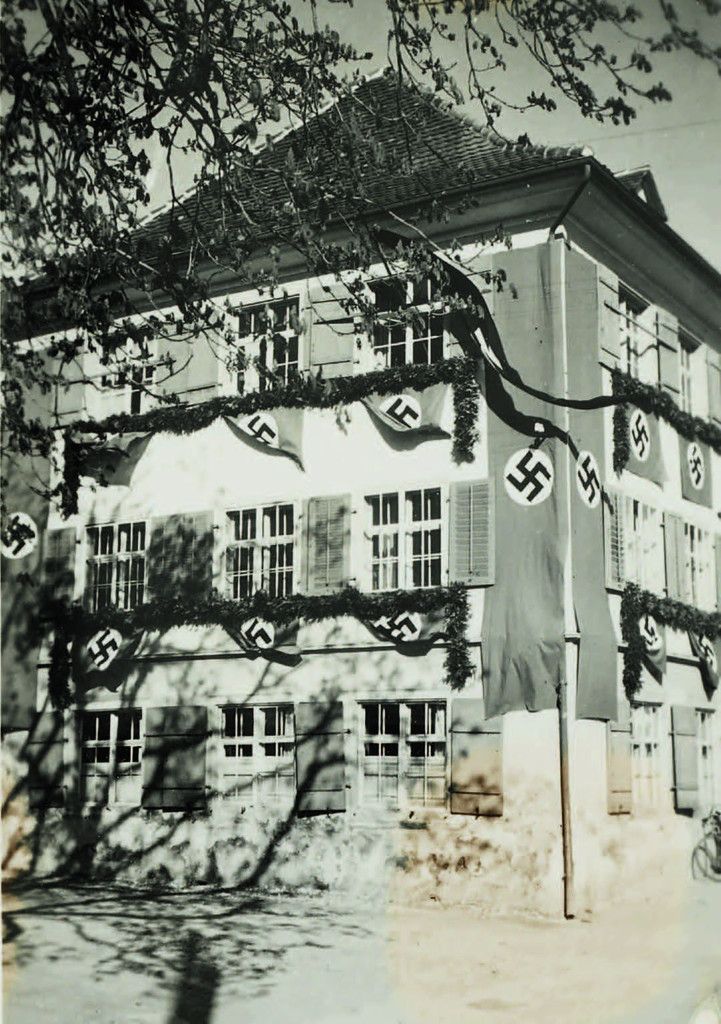 Das beflaggte alte Lustenauer Rathaus.
H. Hämmerle/ historisches archiv marktgemeinde lustenau