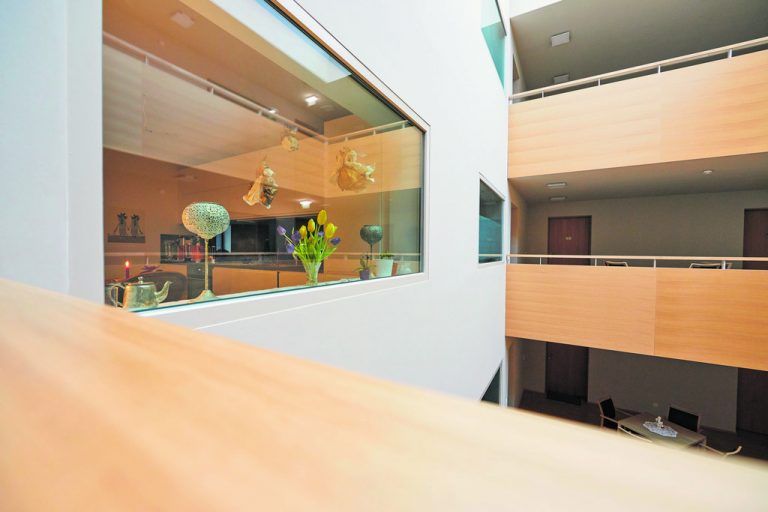 Das Fenster ins Atrium habe sie anfangs verhängen wollen, meint eine Mieterin. Mittlerweile schätzt sie die Offenheit: „Wenn jemand schaut, gibt es halt kurz Blickkontakt. Ist das schlimm?“