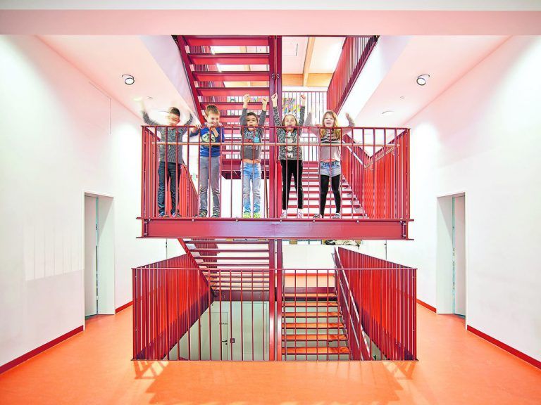 Das Herz des Zubaus bildet das offene Treppenhaus aus rot lackiertem Flachstahl in der Mitte.