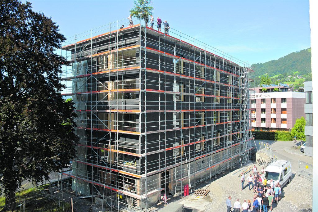 Firstfeier bei Holzbürohochhaus