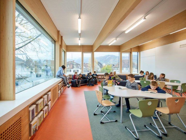 Das Obergeschoß ist das räumliche Juwel des Zubaus: es wird von umlaufenden Fensterbändern erhellt, auf deren breiten Fensterbänken man gut sitzen kann.