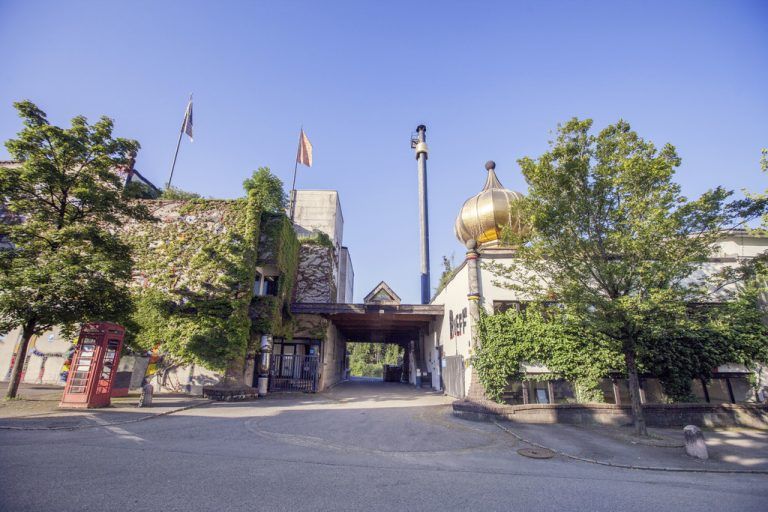 Das Firmengebäude wurde von Friedensreich Hundertwasser gestaltet. rueff/Alfare