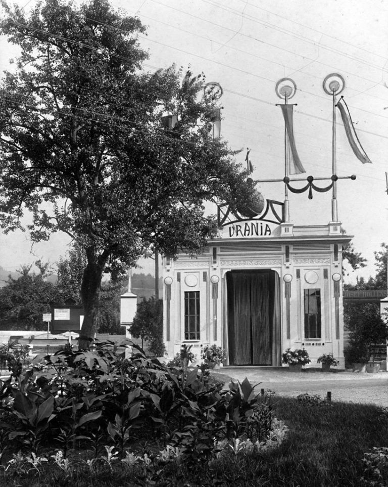 Der erste Vortrag mit lebendigen Bildern wurde 1900 in einem Urania-Theater in Dornbirn gezeigt.
              
              uraniatheater/vorarlberger landesmuseum