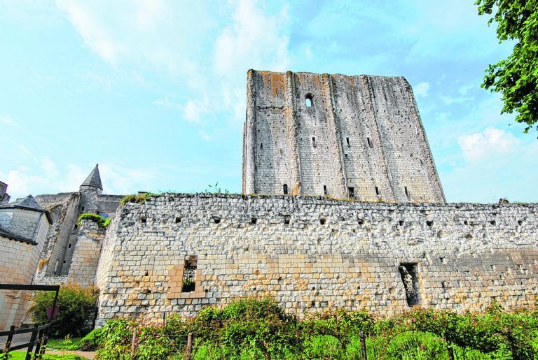 Der gut erhaltene Donjon ist derälteste Bau der Schlossanlage.