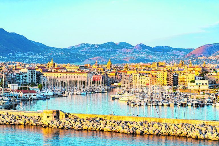 Der Hafen von Palermo vor dem Hintergrund der grünen Bergwelt.Shutterstock (5)
