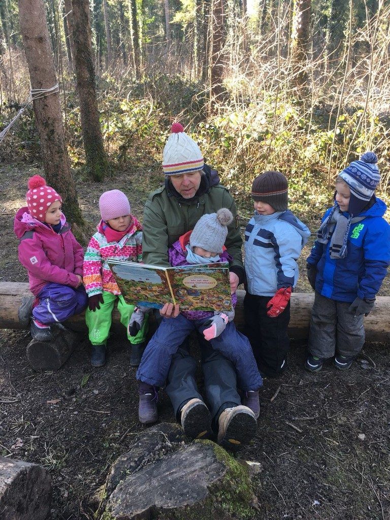 Der oberste „Zottelbär, Markus Herburger, lässt es sich nicht nehmen, auch selbst aktiv in der Waldspielgruppe mitzuarbeiten. zottelbär