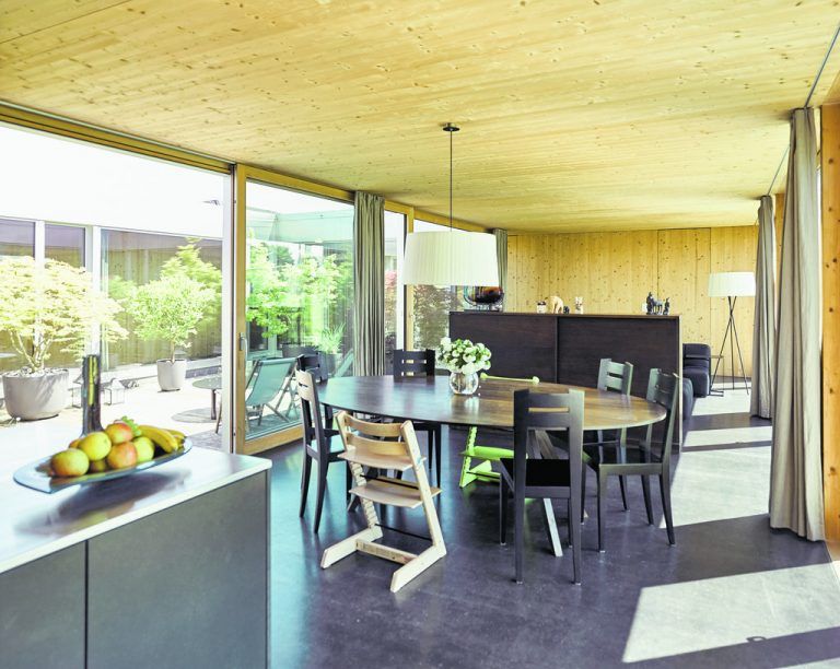 Der ovale Esstisch wurde von den Architekten in Zusammenarbeit mit dem Tischler Heinz Baumann entwickelt.