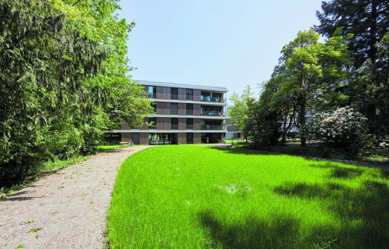 DER PARK wird durch das kluge stadträumliche Konzept der Architekten als Erweiterung der attraktiven Grünflächen um Kreuzkirche am Ölrain und Tschermakgarten auf der anderen Seite der Josef-Huter-Straße erlebbar.