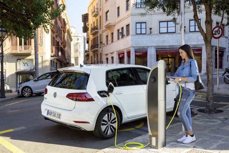 deutschland hat Norwegen als größten Markt für elektrifizierte Autos in Europa abgelöst. Im ersten Quartal wurden hierzulande 17.574 Fahrzeuge mit reinem Elektro- oder Plug-in-Hybrid-Antrieb zugelassen. In Norwegen waren es laut dem Herstellerverband ACEA im gleichen Zeitraum 16.182 Einheiten. Platz drei geht an Großbritannien mit 14.162 Neuzulassungen.
