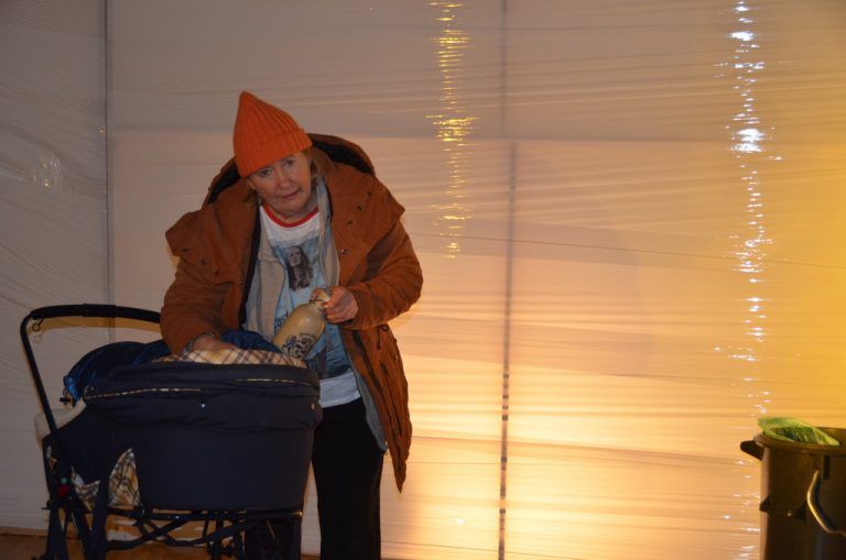 „Die da“ ist die Obdachlose, die mit oft unfreiwilligem Humor aus ihrem Leben erzählt. theater wagabunt