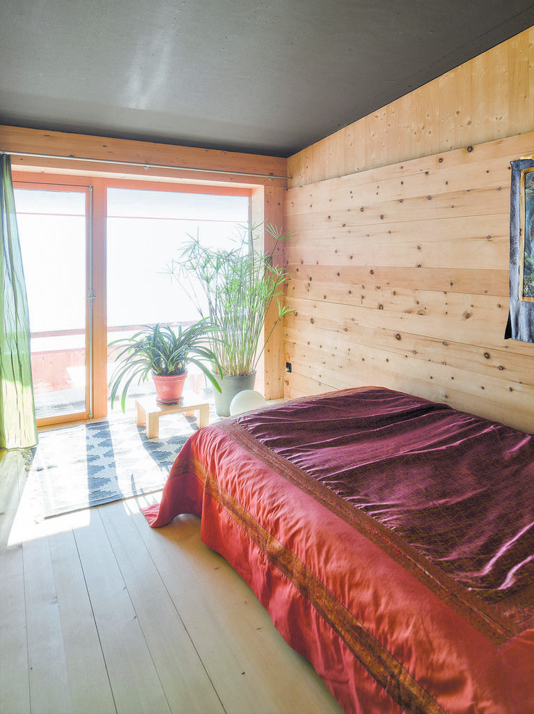 Die geringere Raumhöhe verleiht den Schlafzimmern einen intimen Charakter und hat zur Folge, dass man sogar vom Bett aus einen unverstellten Blick ins Tal hat.