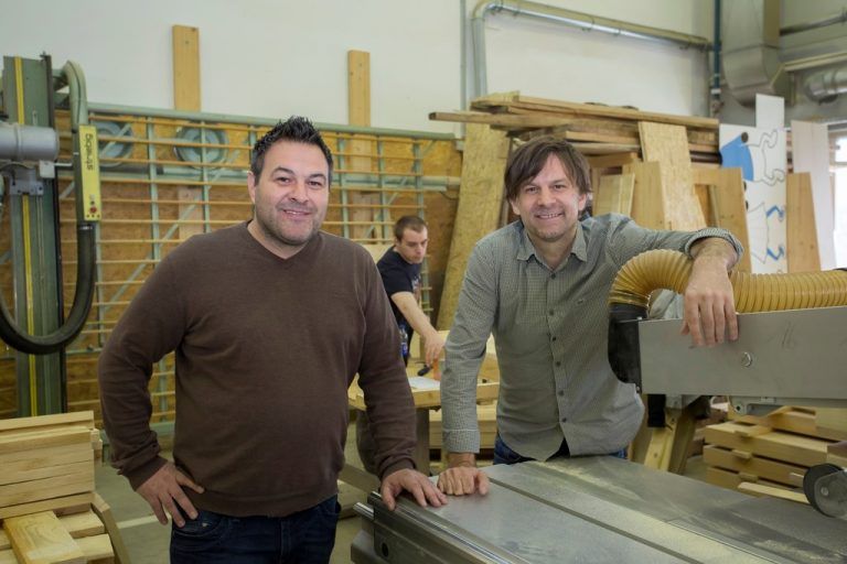 Die Geschäftsführer Robert Baljak (l.) und Stefan Koch in der Integra-Holzwerkstatt in Wolfurt.VN/Paulitsch