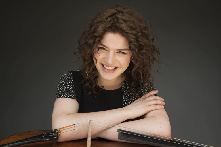 Die junge Cellistin Julia Hagen spielt heute zusammen mit Hanna Bachmann in Thüringen. julia hagen