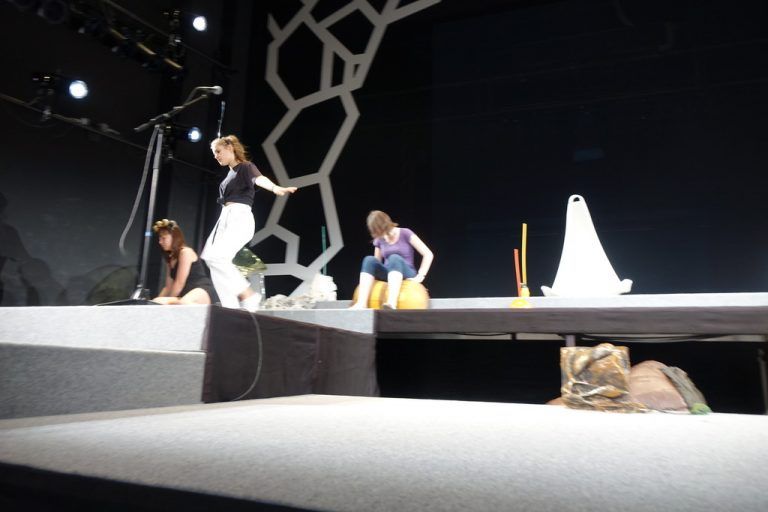Die jungen Schauspieler des Theaterjugendclubs 16+ am Landestheater im Bregenz stellen sich unter anderem die Frage: „Was verbindet eine Fruchtfliege mit Putin?“probenfoto marcus harms/vlt