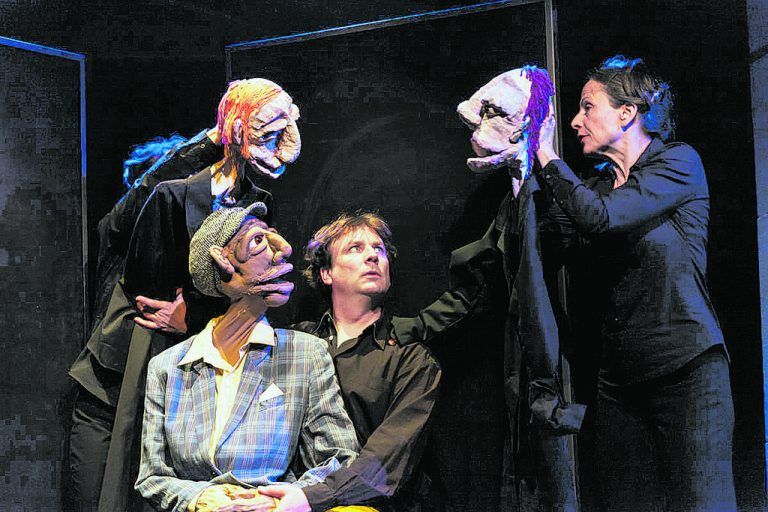 Die theatrale Collage für Puppen und Menschen feiert am 8. Mai 2018 Österreichpremiere im Löwensaal.veranstalter