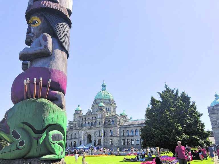Ein Totem der „First Nations“ vor dem Parlament. CO