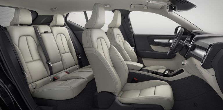 Eingerichtet wie in den großen Brüdern ist das Cockpit des Kompakten.