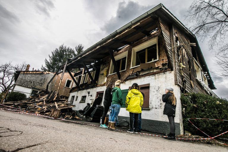 Fassungslos betrachten die Ceccons das, was einmal ihr Haus war. VN/Sams