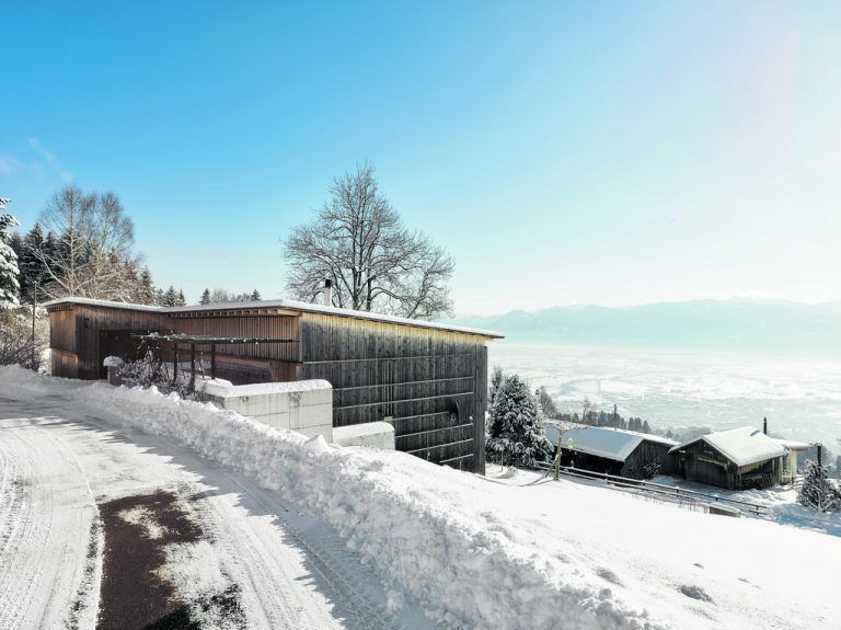 Ein Holzhaus mit Niveaus