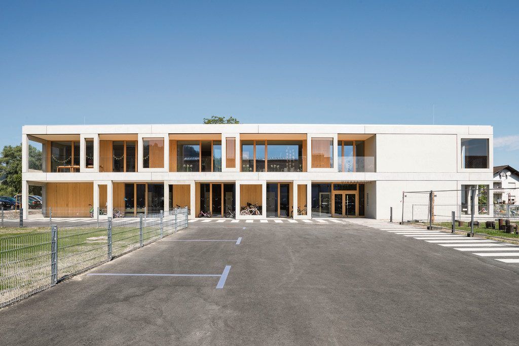 Kartenhaus aus Beton  mit hölzernem Innenleben