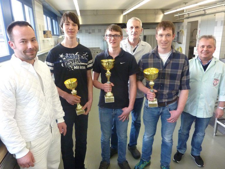 Fleischverarbeiter Die Fleischerlehrlinge des 3. Lehrjahres zeigten beim Landeslehrlingswettbewerb ihr messerscharfes Geschick. Der Sieg ging an Florian Schwendinger (Lehrbetrieb Tann, Dornbirn) vor Patrick Egender (Kaspar Fetz, Andelsbuch) und Gerold Wohlgenannt (Metzgerei Schatz, Hohenems). 