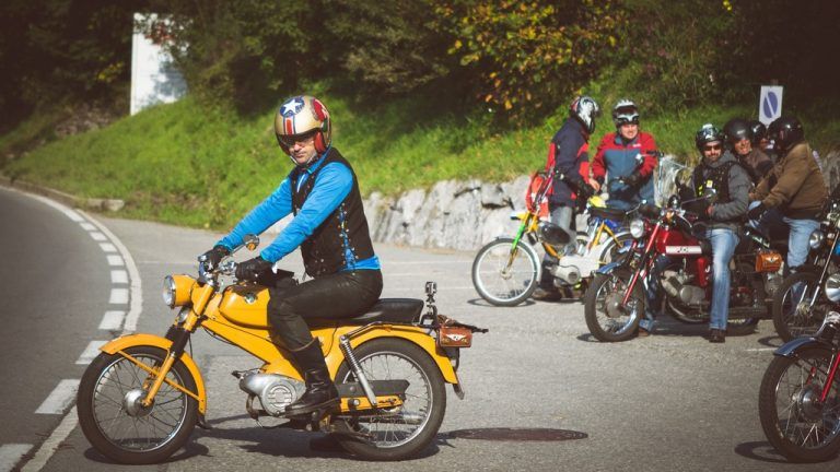 Für die Strecke ist eine Fahrzeit von 5 Stunden und 50 Minuten vorgesehen. Vorarlberger Moped Ride