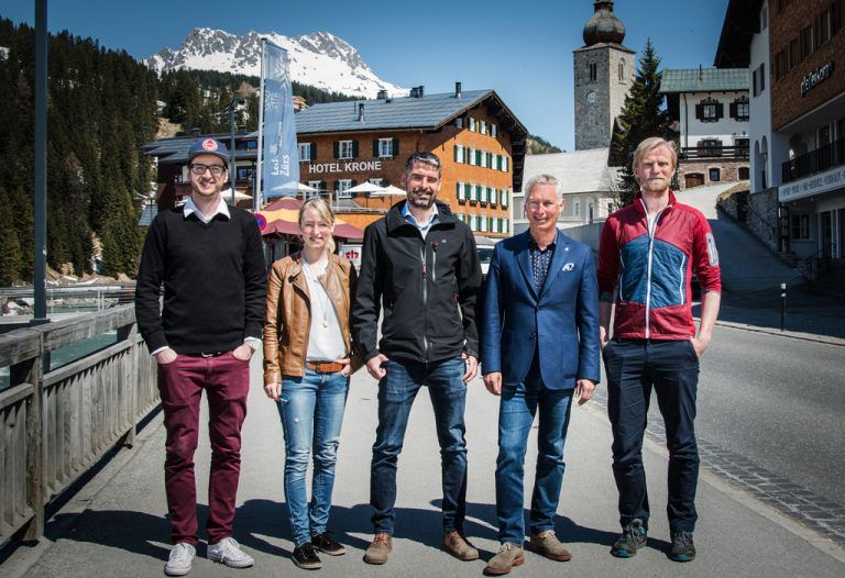 Gabriel Zangerl, Martina Lindenmayr und Benjamin Meier (Towa) mit Tourismusdirektor Hermann Fercher und Hannes Heigenhauser (Lech Zürs Tourismus). LZTG