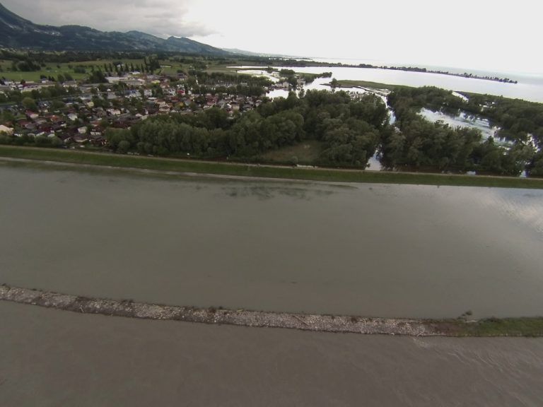Gefährlicher Rhein: Vor fast genau zwei Jahren wurde den Menschen im Rheintal wieder einmal vor Augen geführt, wie gefährlich der Fluss sein kann.Vlach