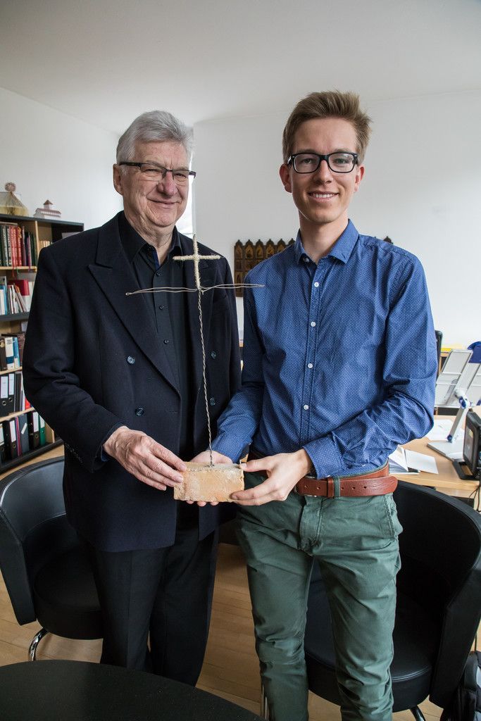 Generalvikar Rudolf Bischof (l.) und Valentin Alge mit dem Modell.VN/Steurer