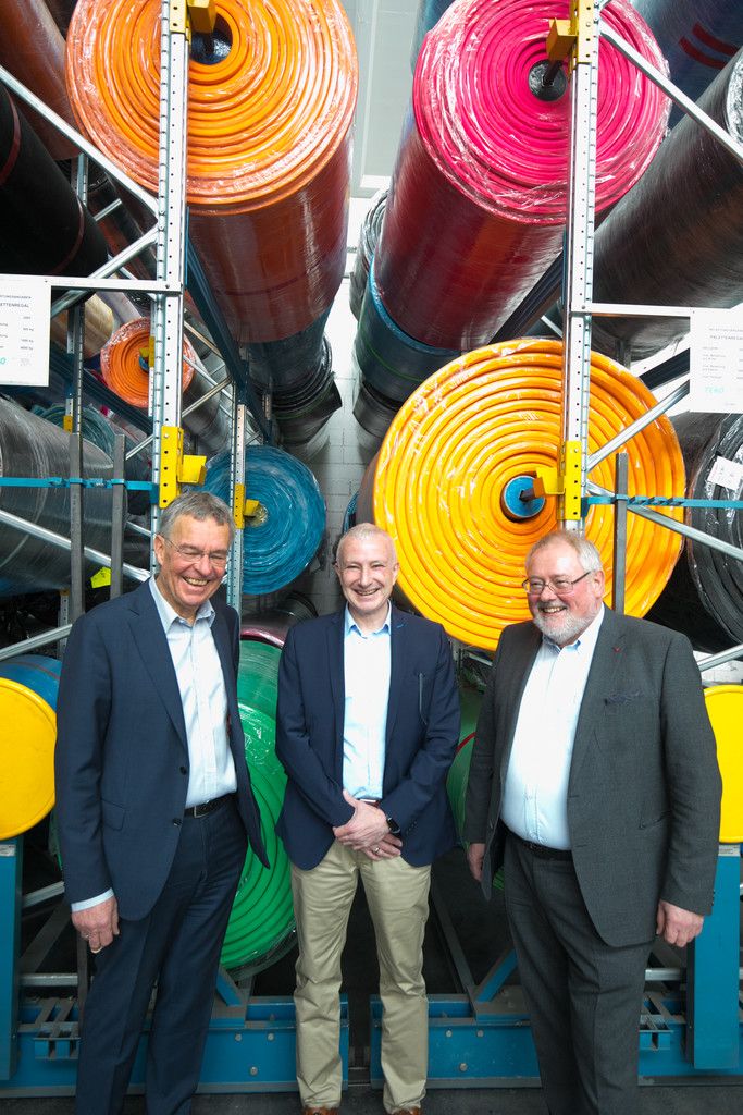 Georg Comploj (Getzner, Mutter & Cie.), Jürgen Rainalter (Getzner Werkstoffe) und Josef Lampert (Getzner Textil) haben allen Grund zu feiern. VN/Hartinger