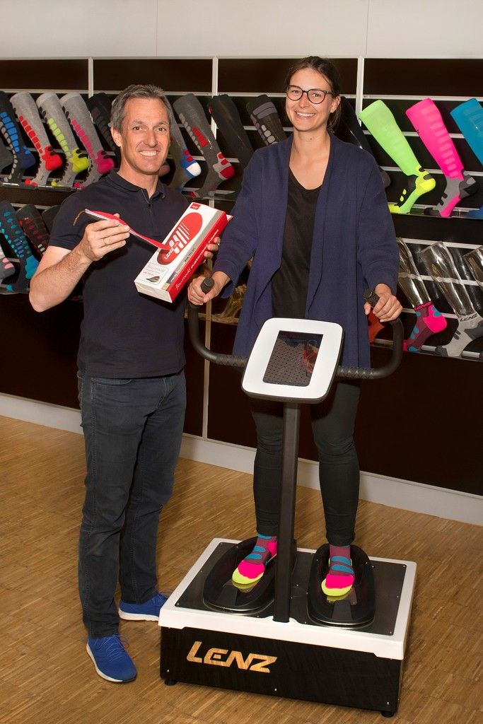 Geschäftsführer Stefan Lenz zeigt, wie das Flowmould-System funktioniert. Firma