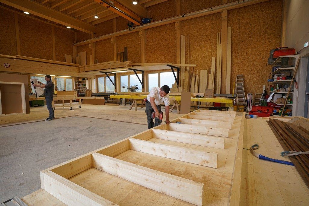 Gute Konjunktur sorgt für Auslastung: Zimmerer klopfen auf Holz