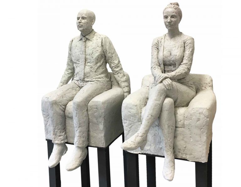 In den Figuren von Birgit Feil begegnet der Betrachter ganz normalen Menschen, die unmittelbar aus dem Leben gegriffen scheinen.kunstfreunde lindau/feil
