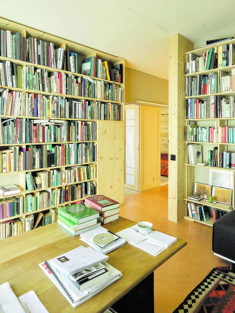 In der Bibliothek reichen die einfachen Fichtenregale bis an die Decke.