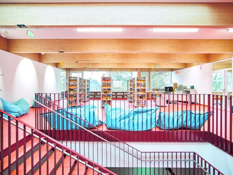 In der offenen Bibliothek laden Sitz-kissen zum Lesen und Lungern ein.