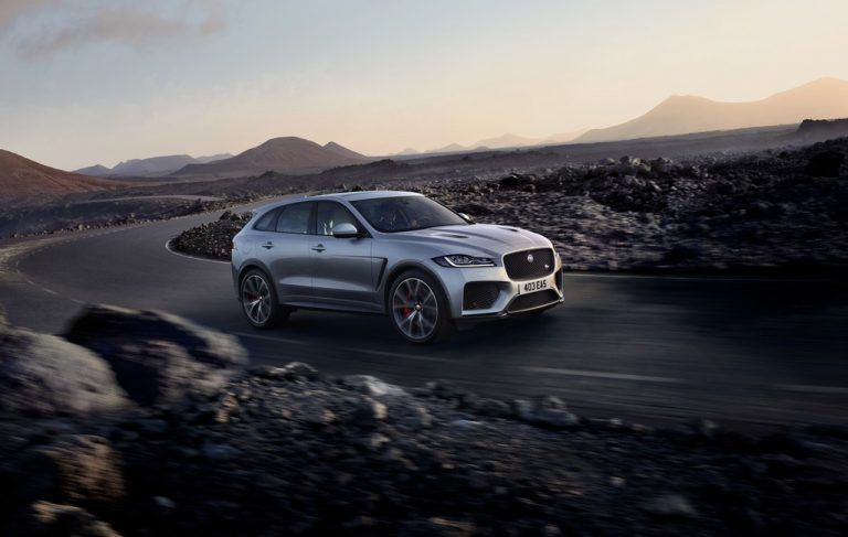 Jaguar bringt den F-Pace SVR zu seinen Händlern. Angetrieben wird das neue Topmodell von einem fünf Liter großen Kompressor-V8, der 405 kW/550 PS an alle vier Räder schickt. Dank eines maximalen Drehmoments von 680 Newtonmeter geht es innerhalb von 4,3 Sekunden aus dem Stand auf Tempo 100.
