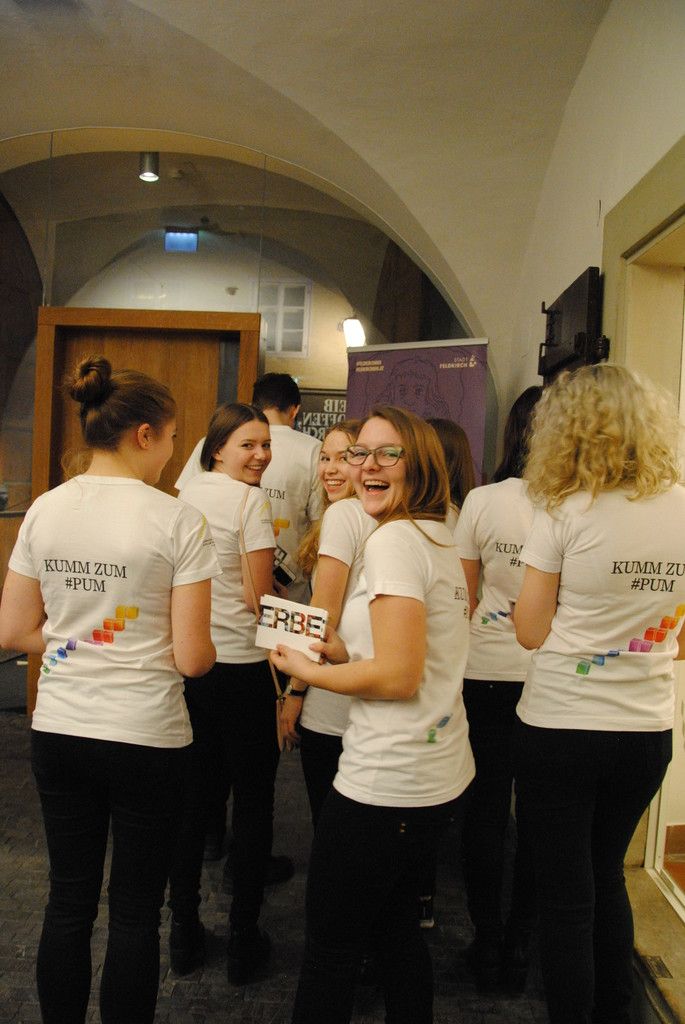 Jana präsentiert das Pop-Up-Museum (PUM).