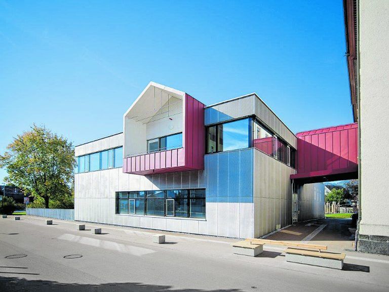 Jedes Häuschen hat eine etwas andere Funktion: das im Norden verbindet den Zubau barrierefrei mit dem Bestand.