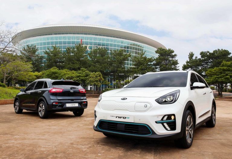 Kia bringt Ende des Jahres eine rein elektrische Variante des Mini-SUV Niro auf den Markt. Käufer können zwischen zwei Batteriegrößen wählen: Der Akku mit 39 kWh soll für eine Reichweite von mehr als 300 Kilometern sorgen, das Exemplar mit 64 kWh reicht für mehr als 450 Kilometer (neuer Testzyklus). Als Antrieb dürfte der 150 kW/204 PS starke E-Motor zum Einsatz kommen.