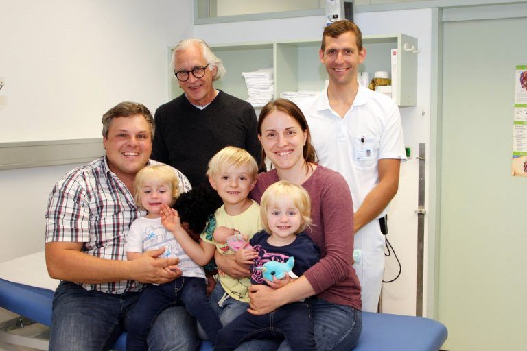 Klara und Luisa mit ihren Eltern, Bruder Emanuel und den Kinderkardiologen Michael Fritz und Martin Mäser am LKH Feldkirch. KHBG