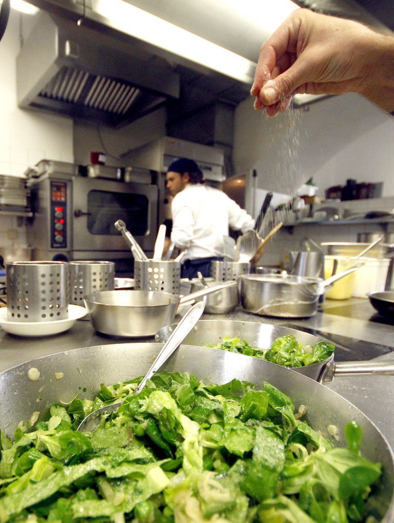 Koch/Köchin ist auf der Lehrlingsmangelstellenliste angeführt. Junge Asylwerber dürfen in diesem Bereich eine Lehre machen.APA