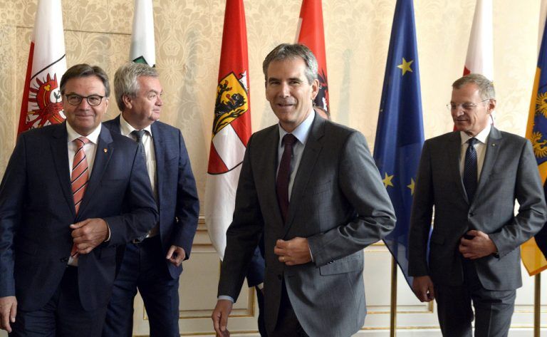 Landesvertreter mit Finanzminister Löger (Mitte): Eine Einigung zur Pflegeregress-Finanzierung ist bei der Landeshauptleutekonferenz am Mittwoch und Donnerstag möglich.APA