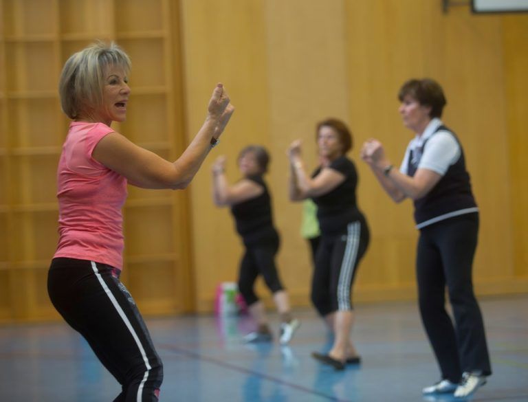 Lisi Tschernig gibt in charmanter Manier den Takt und die Übungen vor, und alle anderen machen ebenso begeistert wie eifrig mit.