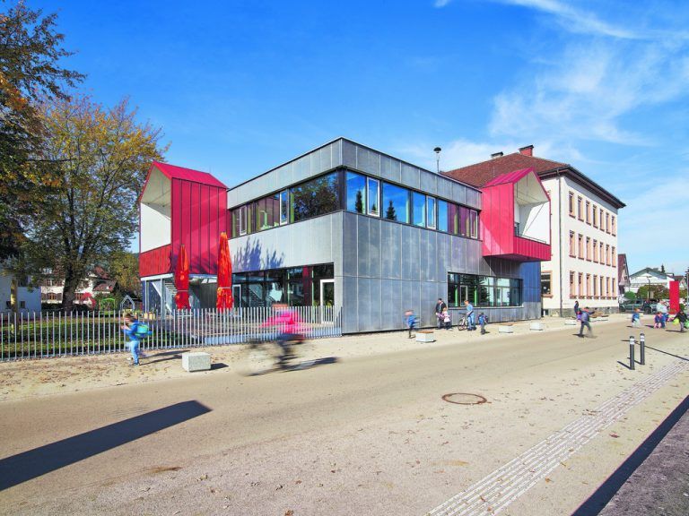 Mit dem Umbau wurden auch die Freiräume neu gestaltet: So ist die früher für Kinder gefährliche Maria-Theresienstraße nun mit Sitzwürfeln, neuem Belag und Tempo 20 ein verkehrsberuhigter Platz für Kinder.